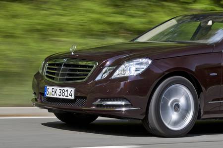 Mercedes E-Klasse in neuem Kleid / Mehr Rundungen und weniger Ecken sollen die neue Generation prägen